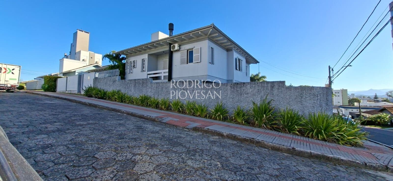 Casa Ampla no Bairro Michel em Criciúma — 6 Dormitórios, Piscina e Área de Lazer