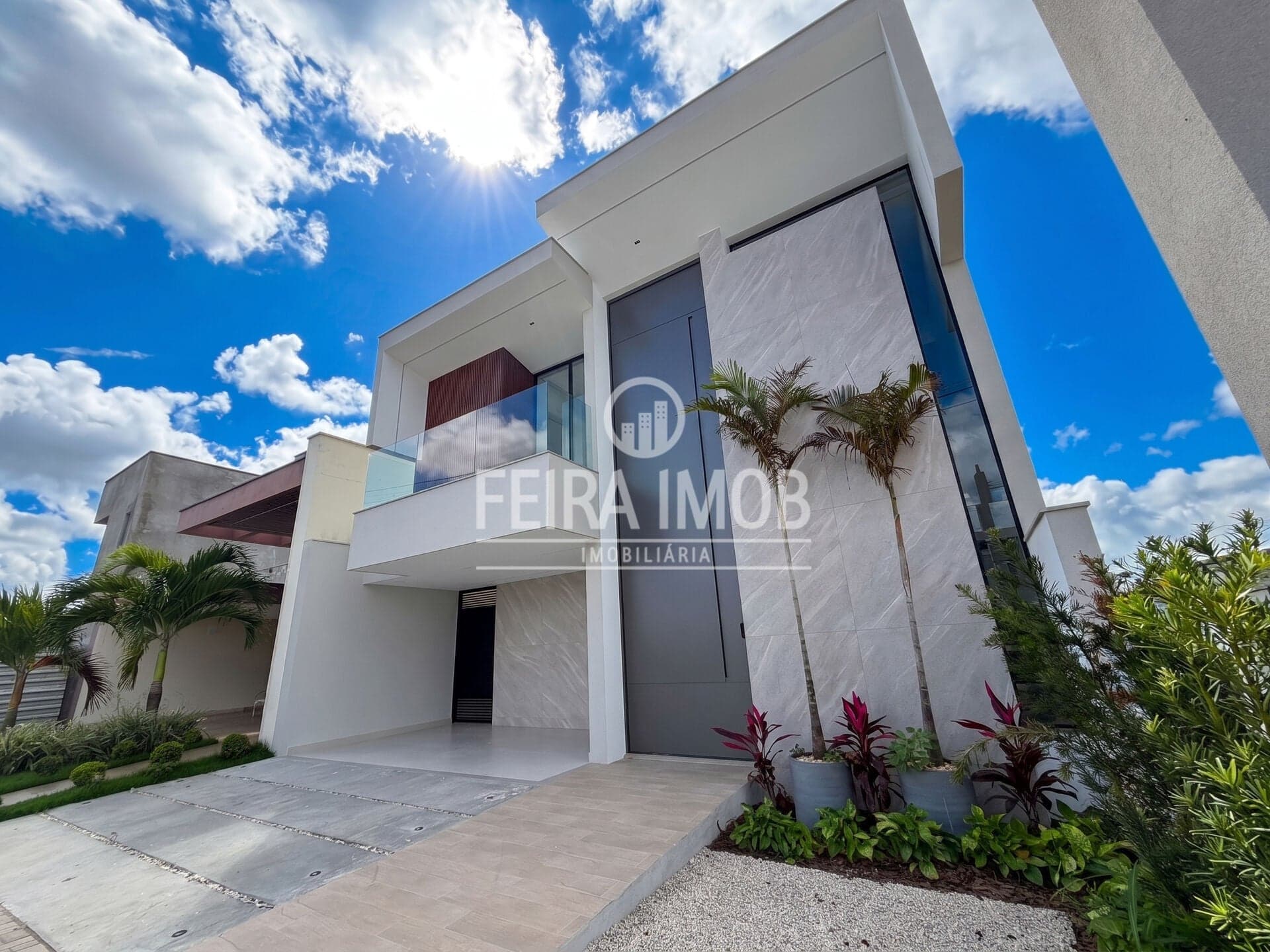 Casa à Venda no Condomínio Terra Azul | 4 Suítes, Piscina e Garagem Coberta