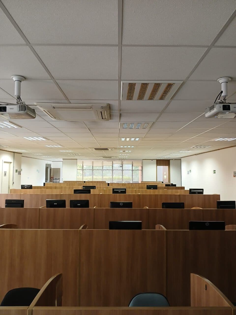 Sala comercial para locação com 550m² em Alphaville mobiliada