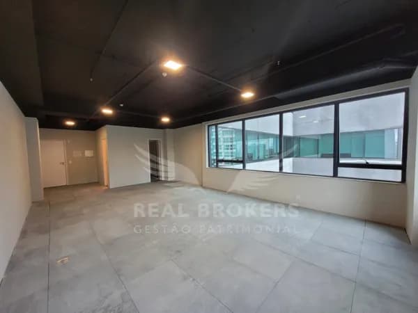 Sala comercial para locação com 60m² de área útil 2 banheiros e 2 vagas de garagem em Alphaville