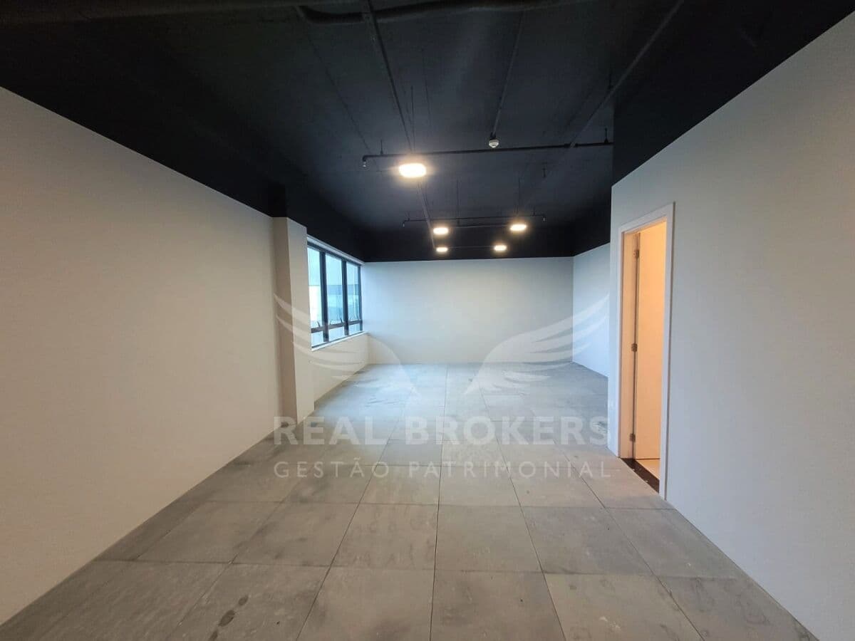 Sala comercial para locação com 52m² de área útil 1 banheiro e 1 vaga de garagem em Alphaville