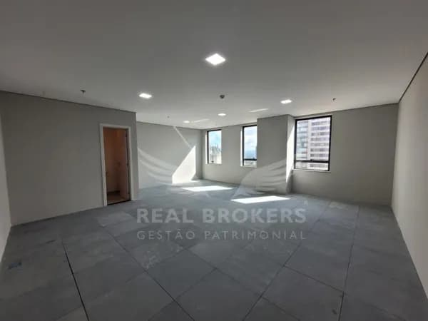 Sala comercial para locação com 49m² de área útil excelente iluminação natural em Alphaville