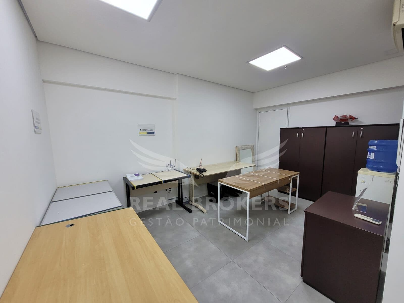 Sala comercial semi mobiliada com 40 m² de área útil| 2 ambientes | 2 banheiros | ar-condicionado | 1 vaga em Alphaville