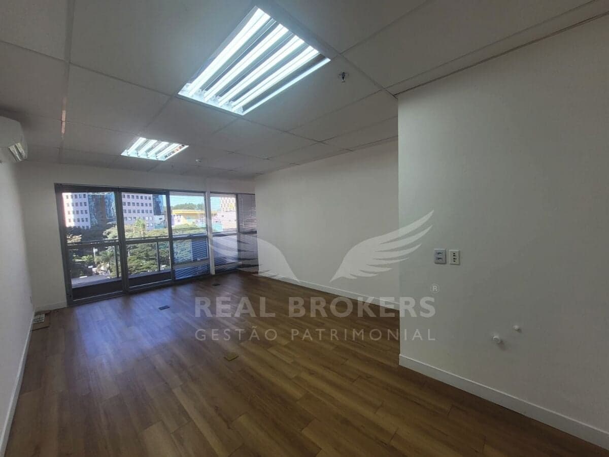 Sala comercial para locação com 53 m² de área útil | 2 Salas | sacada ampla em Alphaville