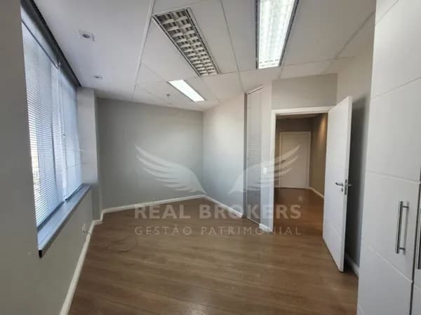 Sala Comercial para Locação com 105 m² de área útil| 5 Ambientes | 3 Vagas de Garagem em Alphaville