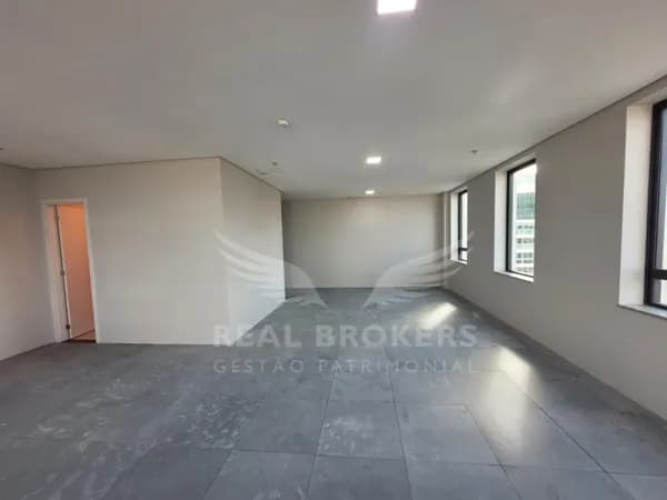 Sala comercial para locação com 71m² de área útil 2 banheiros e 2 vagas de garagem em Alphaville