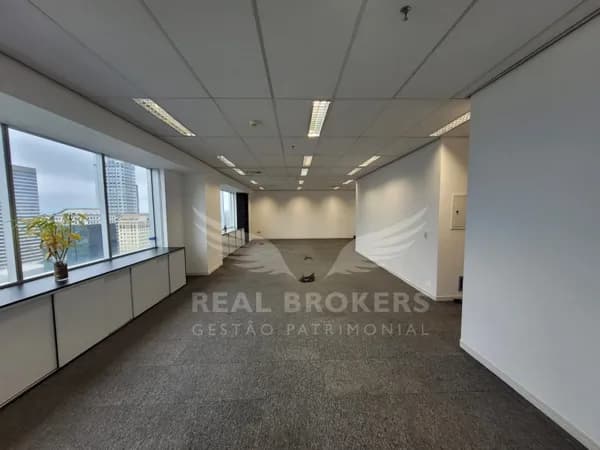 Sala comercial para locação com 106 m² de área útil | vista para a Castello Branco e layout versátil em Alphaville