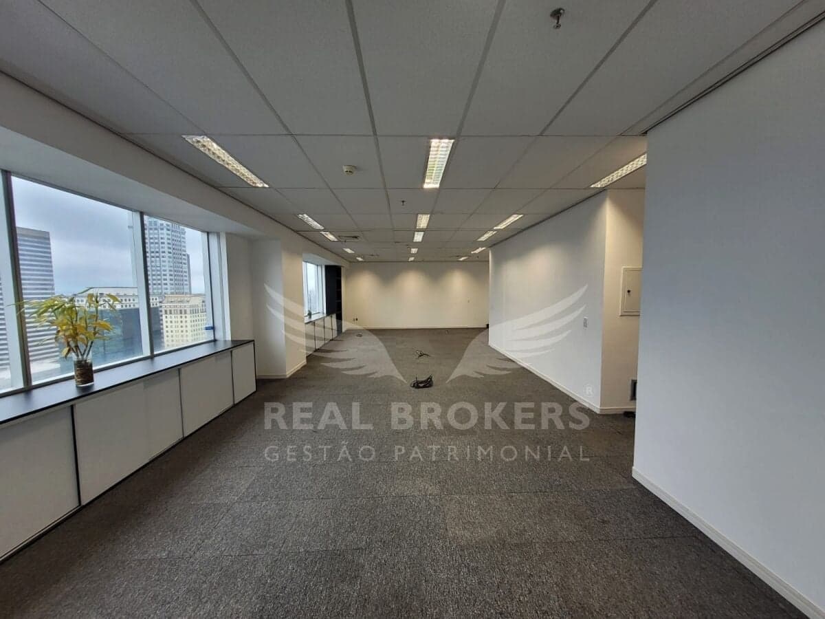Sala comercial para locação com 106 m² de área útil | vista para a Castello Branco e layout versátil em Alphaville