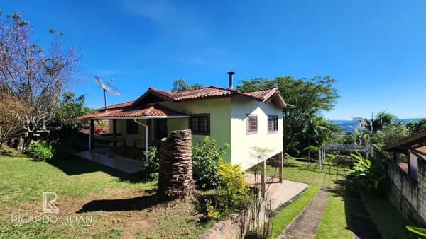 OPORTUNIDADE!! - Chacara de Condominio com terreno de 1.000m² - duas suites, churrasqueira e lareira.