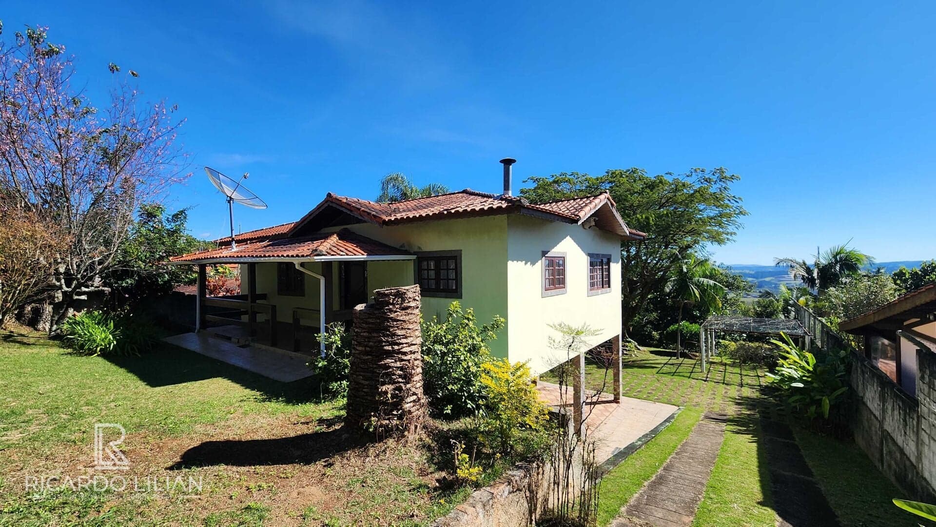 OPORTUNIDADE!! - Chacara de Condominio com terreno de 1.000m² - duas suites, churrasqueira e lareira.