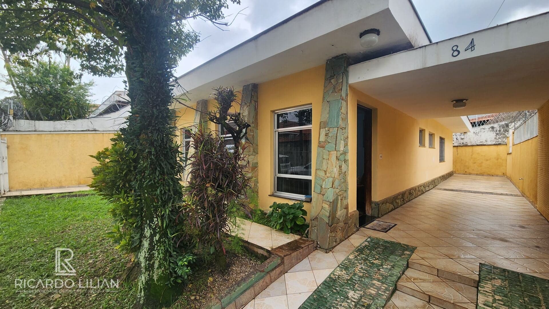"Espetacular Casa Térrea na Vila Rosália, Guarulhos: Um Oásis Junto ao Lago dos Patos!"