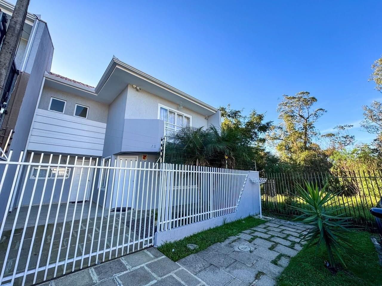 Sobrado na Costeira | 108m², 3 Quartos (1 Suíte), Espaço Gourmet e Rua Sem Saída