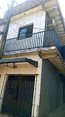 Casa de 3 Andares com 3 Suítes e 2 Kitnets à Venda Próxima à Augusto Montenegro