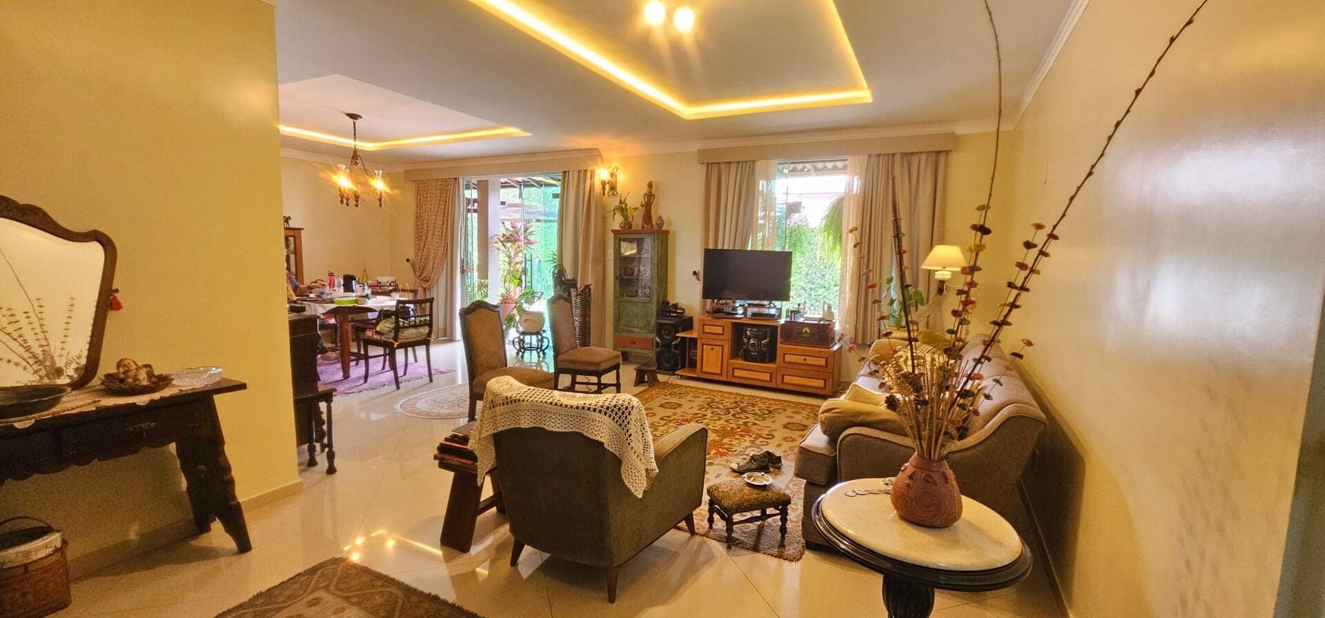 CASA TÉRREA NO COND. CYPRESS GARDEN- COM 3 QUARTOS SENDO 1 SUÍTE, QUINTAL, LAVANDERIA E GARAGEM.