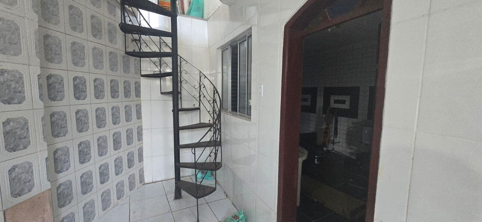 Casa 3 Andares no Marco – Ampla, Próxima à Garagem do Arsenal e São Brás