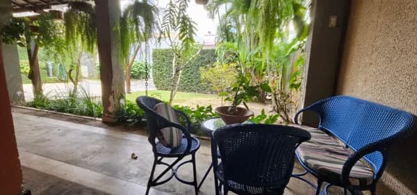 Casa à Venda com Quarto Externo e Garagem no Cypress Garden