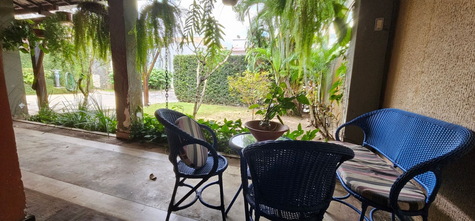Casa à Venda com Quarto Externo e Garagem no Cypress Garden