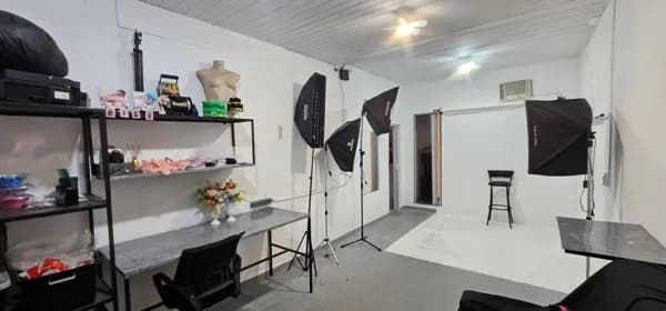 Casa à venda no 40 Horas com 2 pontos comerciais