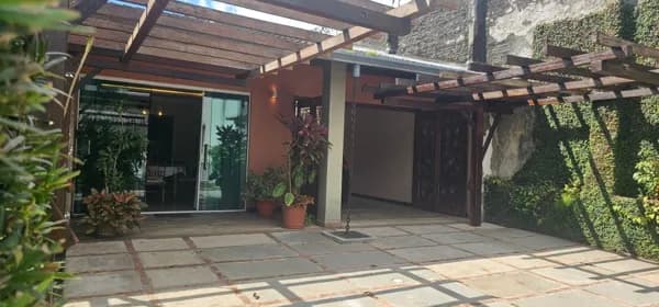 Casa com Quintal e Quarto Extra à Venda em Ananindeua