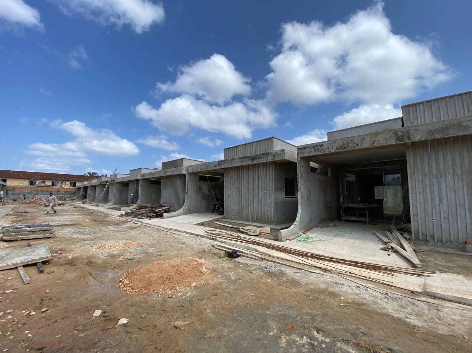 Condomínio Jardins Di Seffer: Casa de 3 Quartos com Quintal e Piscina