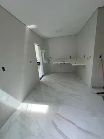 Casa Completa com 3 Suítes e Opção de Piscina