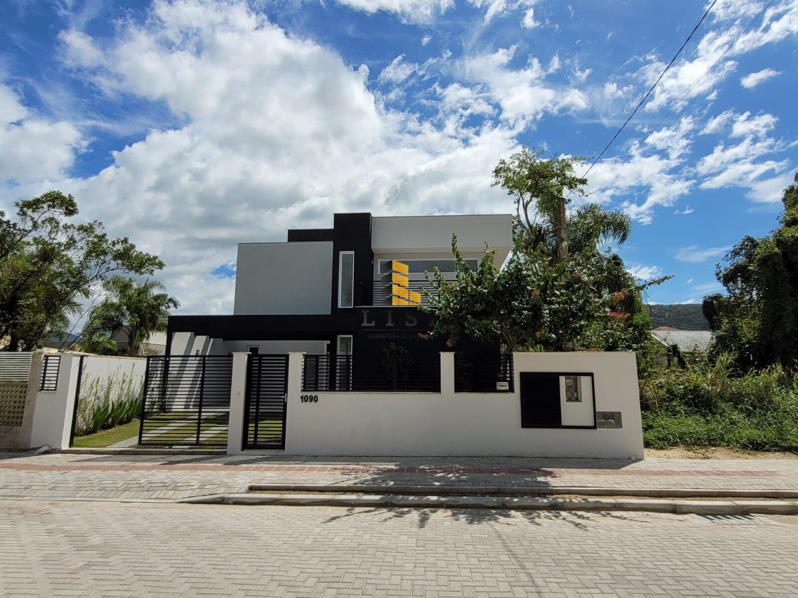 Casa de Alto Padrão à Venda em Mariscal – Bombinhas | 270 m², 2 Suítes e Terreno de 325 m²Casa Alto Padrão