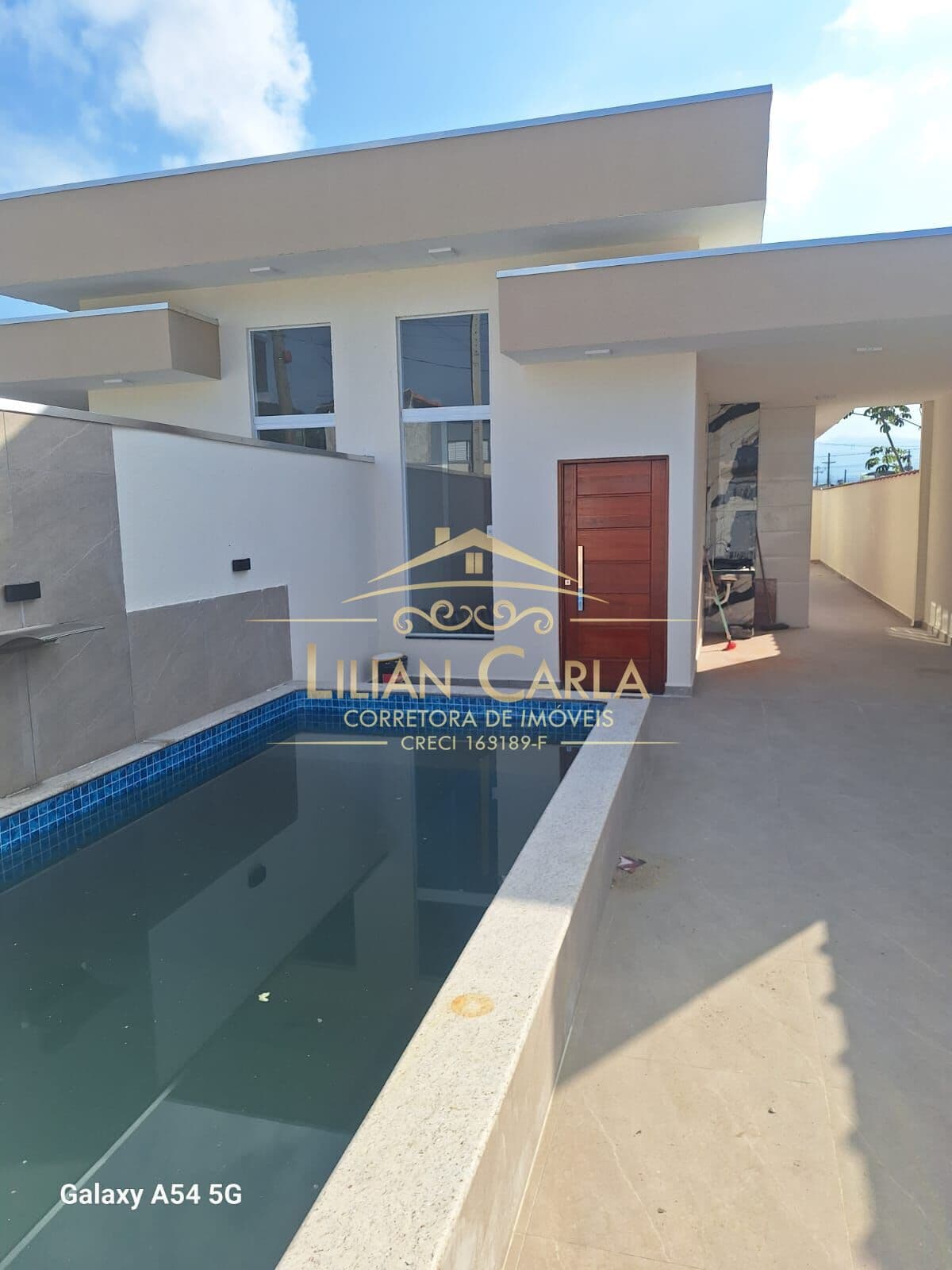 Casa à venda em Mongaguá com 2 dorm, 1 suíte e PISCINA por R$ 440 mil