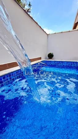 Casa em Condomínio à venda em Mongaguá AO LADO DA PRAIA com 2 dorm, 1 suíte com PISCINA PRIVATIVA por R$ 389 mil!