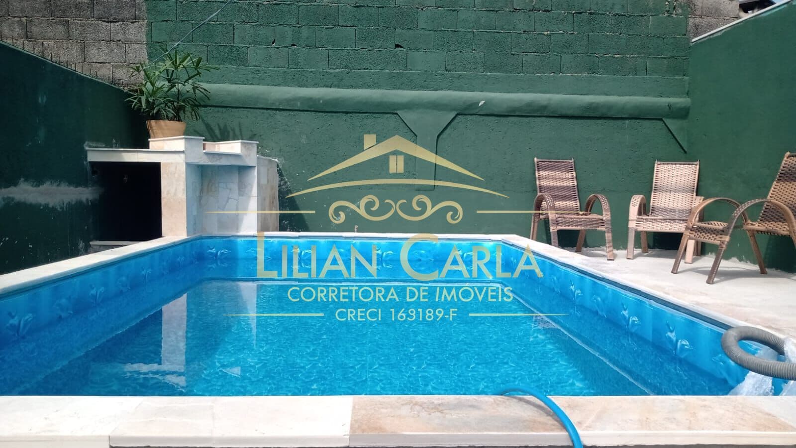 Casa à venda em Mongaguá com 2 dorm, 1 suíte e PISCINA por R$ 280 mil