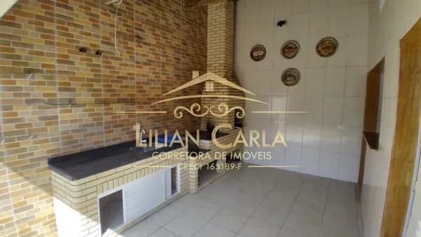 Casa à venda em Mongaguá com 2 dorm, 1 suíte e espaço gourmet amplo por R$ 380 mil