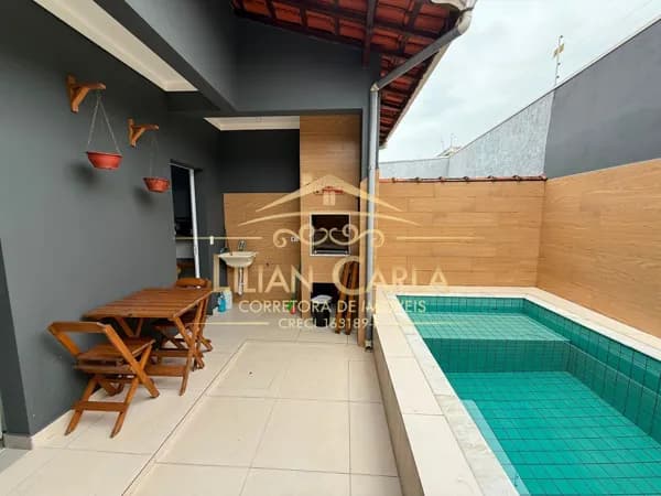 Casa à venda em Mongaguá com 2 dorm, 1 suíte e PISCINA por R$ 420 mil