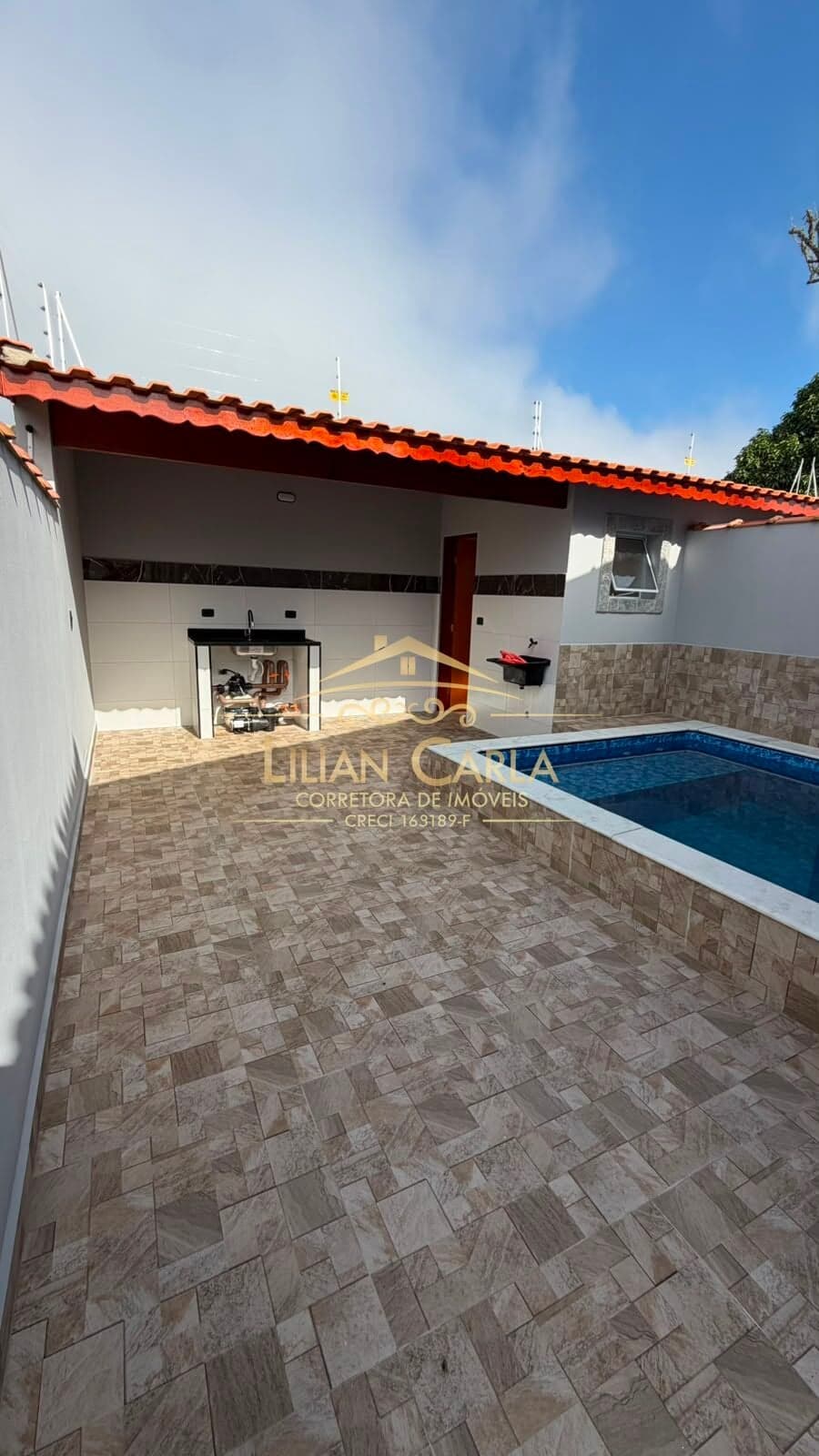 Casa à venda em Mongaguá bairro Jussara com 2 dorm, 1 suíte e Piscina por R$ 319.900 mil!