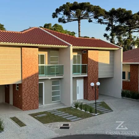 "Residência de Luxo: Sobrado Exclusivo em Condomínio Fechado"