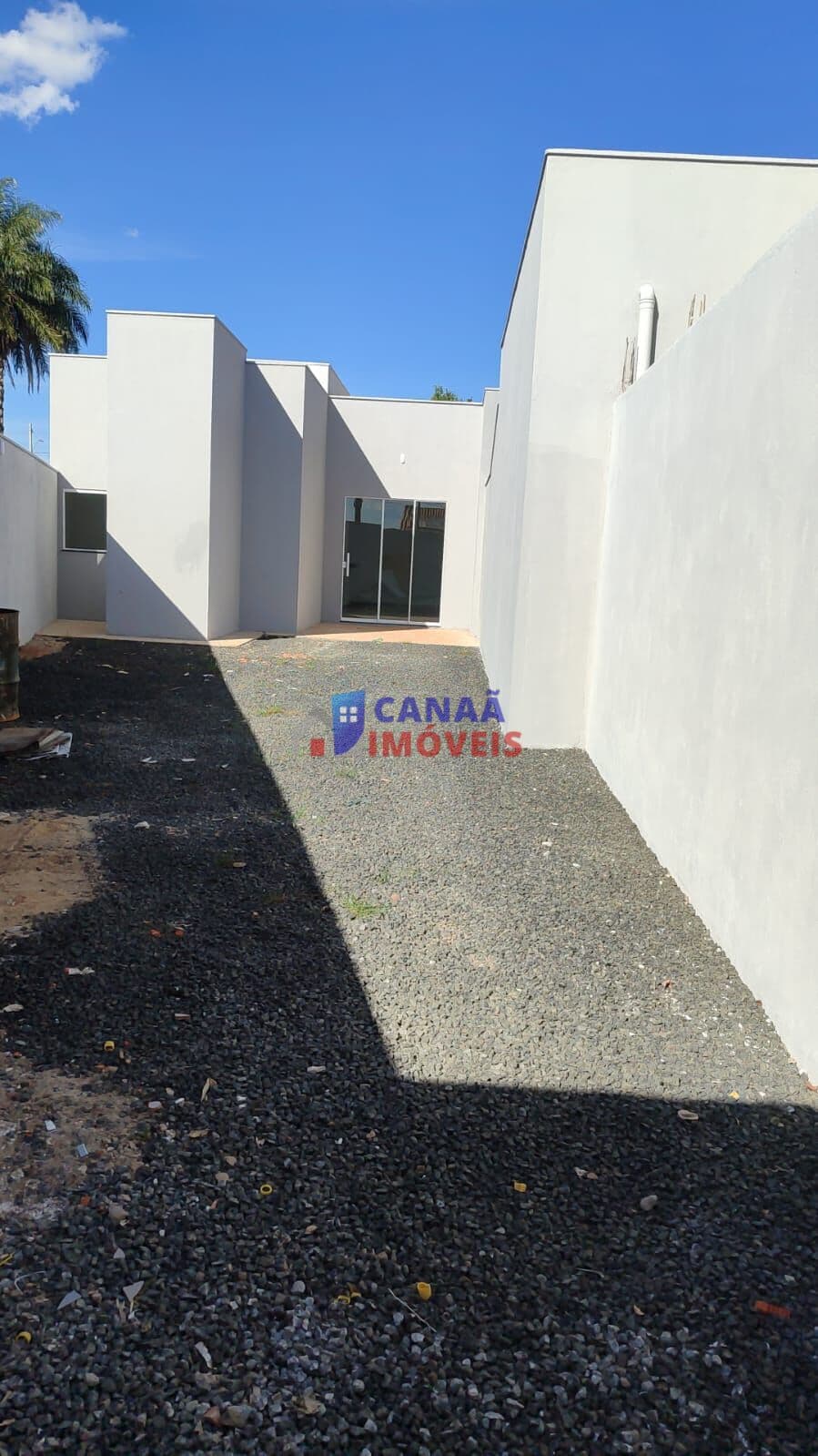 Casa nova com 2 quartos, suíte, acabamento premium e garagem para 4 carros