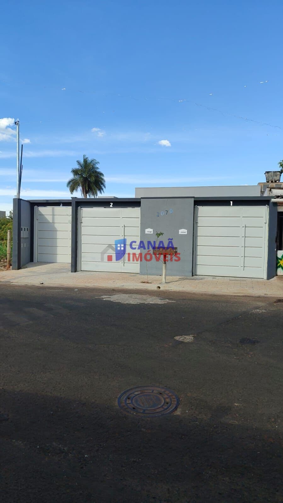 Casa nova com 2 quartos, suíte, acabamento premium e garagem para 4 carros
