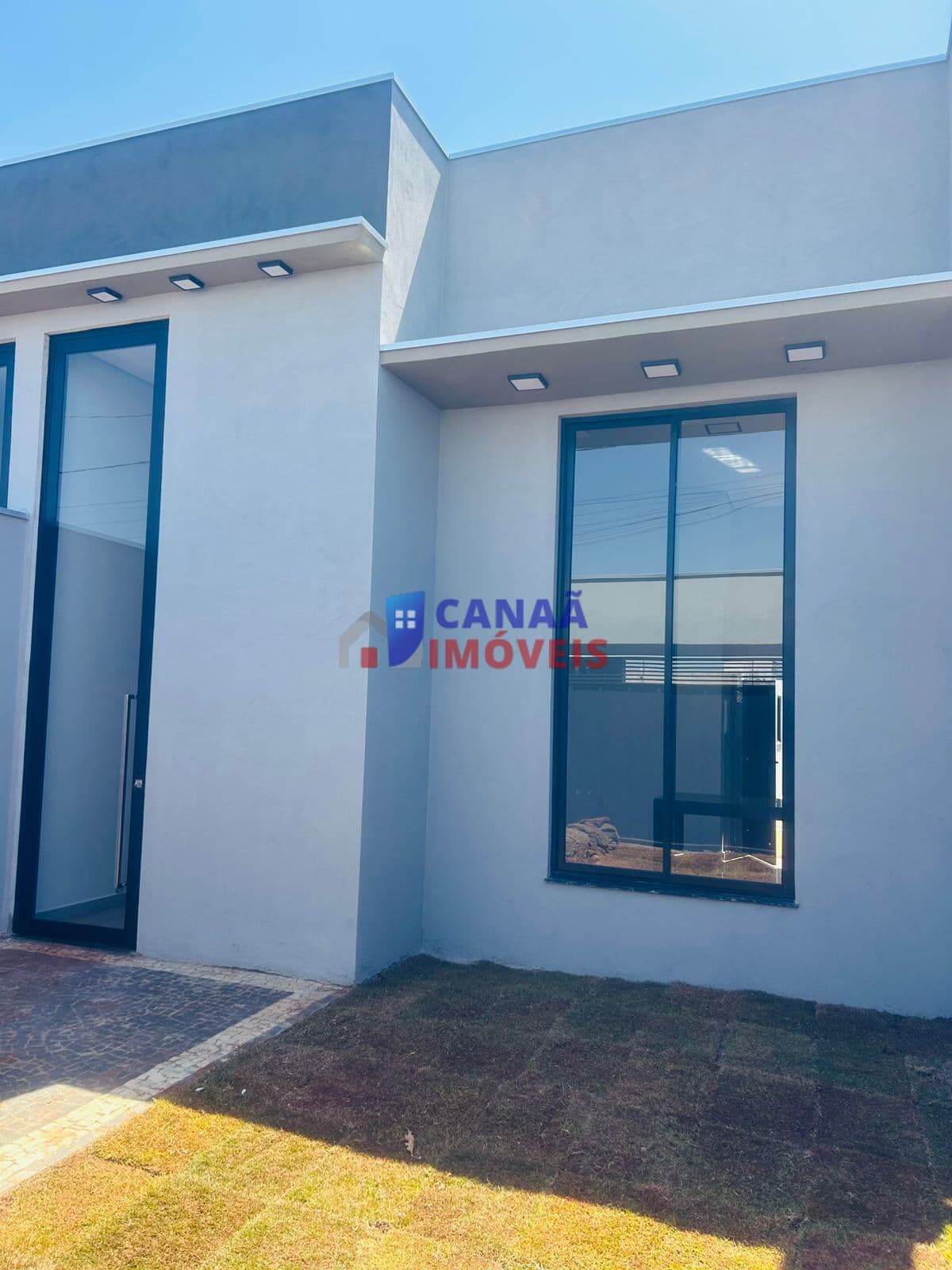 Casa moderna com 3 quartos, suíte e pé-direito duplo na região do Bem Viver
