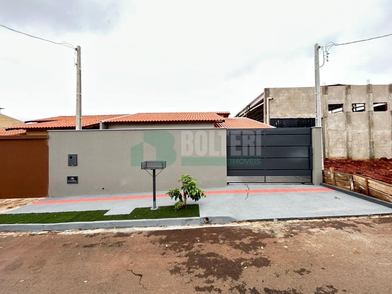 Casa com Suíte e Terreno Amplo em Ibiporã