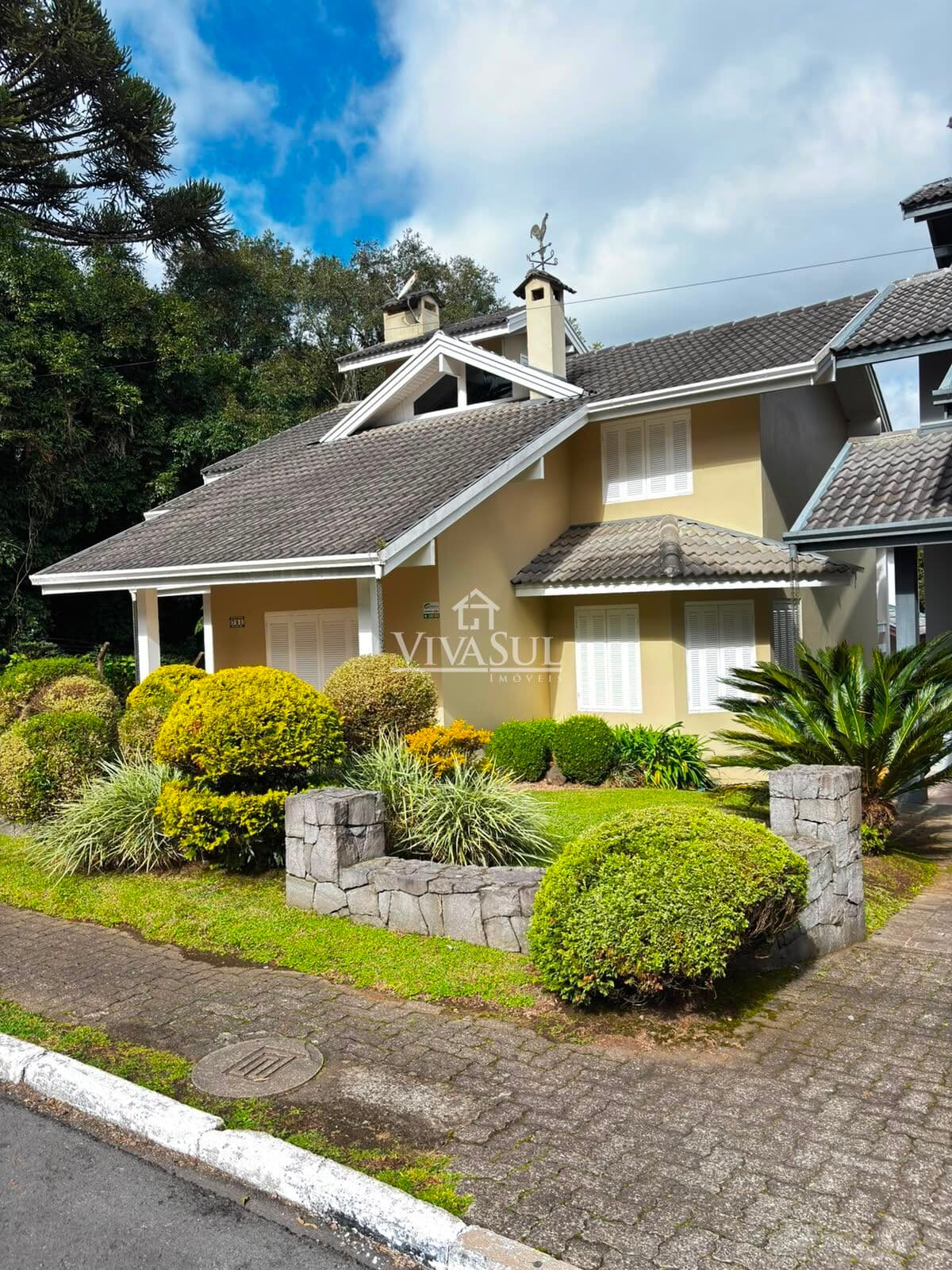 Casa Alto Padrão 3 dormitórios, com 137m² no Bairro Planalto em Gramado/RS