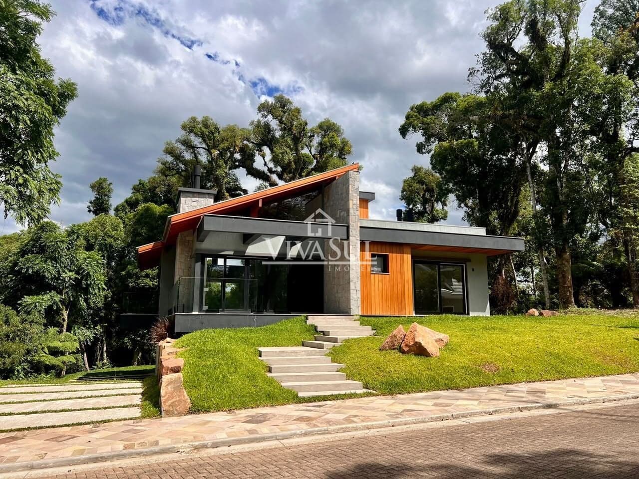 Casa Alto Padrão com 3 suítes, com 318,55m² em Gramado/RS