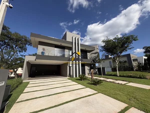 Sobrado à Venda no Ninho Verde 2 – Arquitetura Imponente e Espaços Incomparáveis