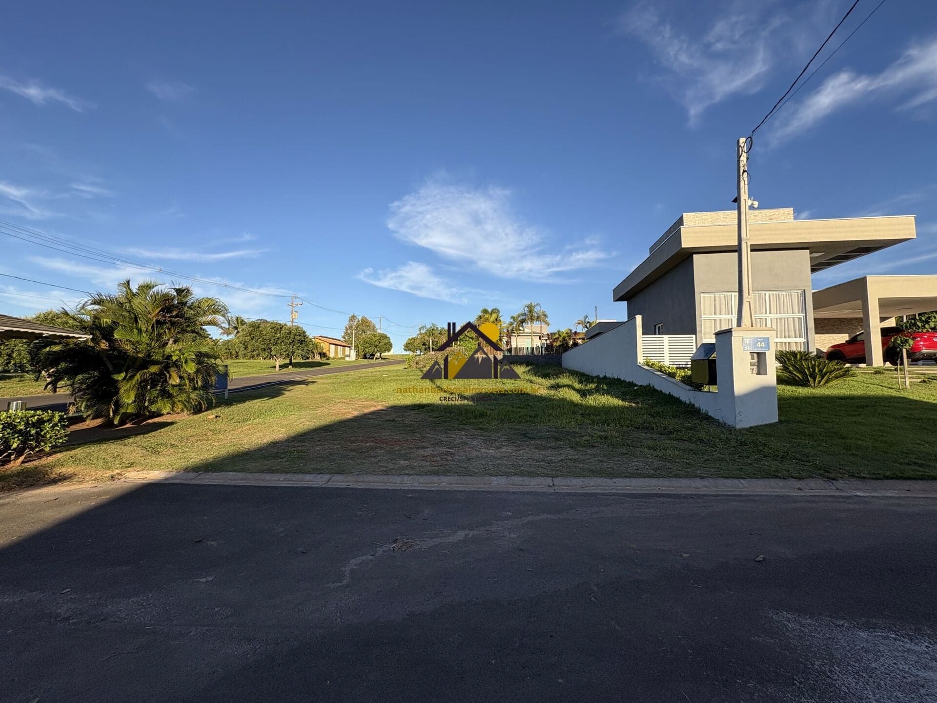 Terreno 432m² no Ninho Verde 2, rua sem saída, próximo à avenida. Lote quitado, pronto para construir casa ou lazer.