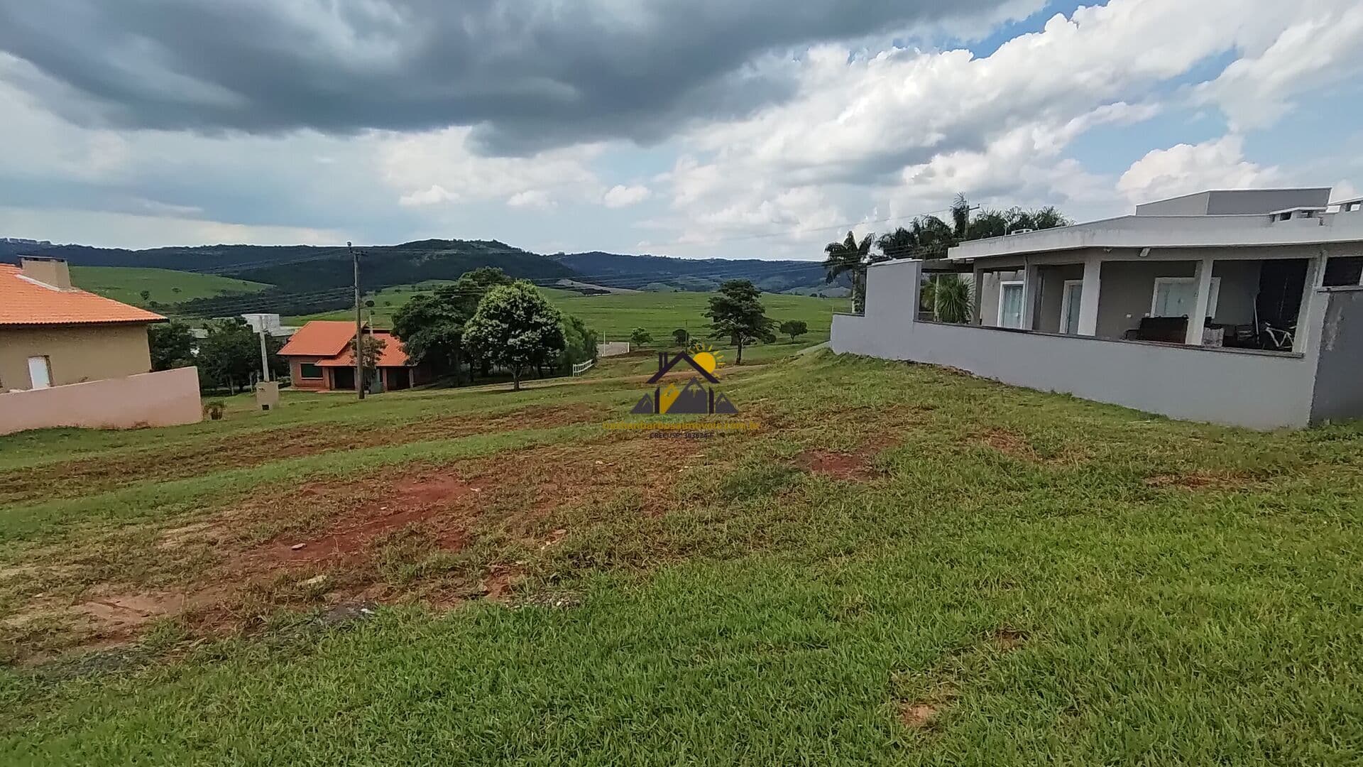 Terreno à Venda no Ninho Verde II – 450m² com Vista Privilegiada para a Cuesta!
