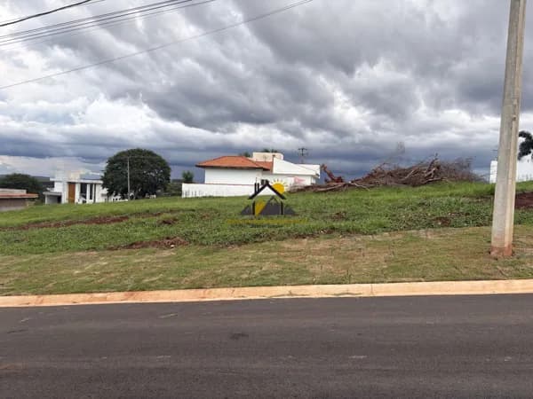 Terreno 450m² com Vista para Cuesta no Ninho Verde 2