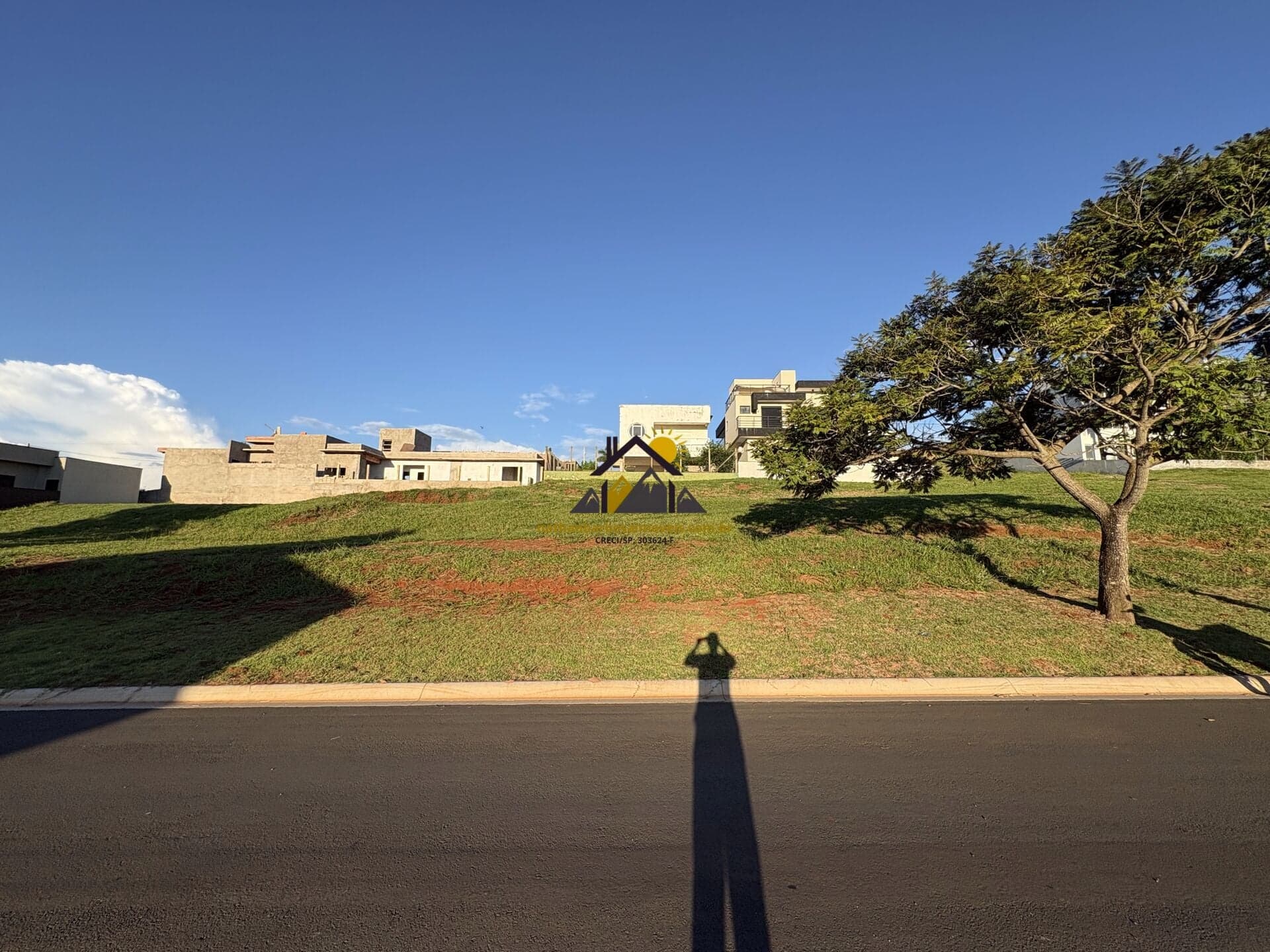 Terreno 442m² no Ninho Verde 2 com Aclive | Próximo ao Clube | Asfalto | Título Transferível