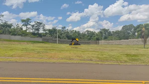 Terreno de 430m² no asfalto e plano no Ninho Verde 2