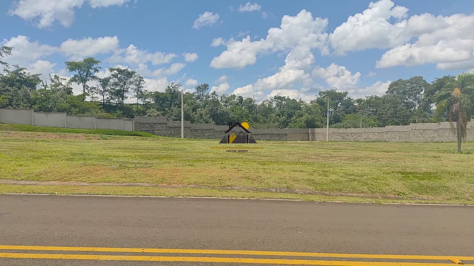 Terreno de 430m² no asfalto e plano no Ninho Verde 2
