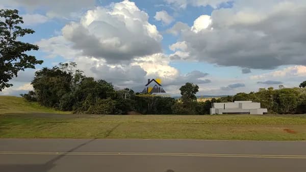 Terreno à Venda no Ninho Verde 2 – Avenida Principal com Vista Permanente