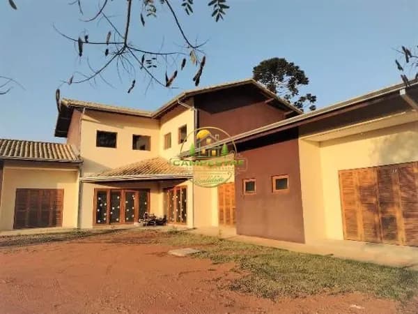 Chácara com 4 suítes em condomínio fechado com clube e lagos