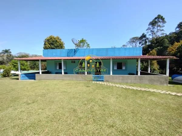Sítio de 6.500m² com campo de futebol e lago