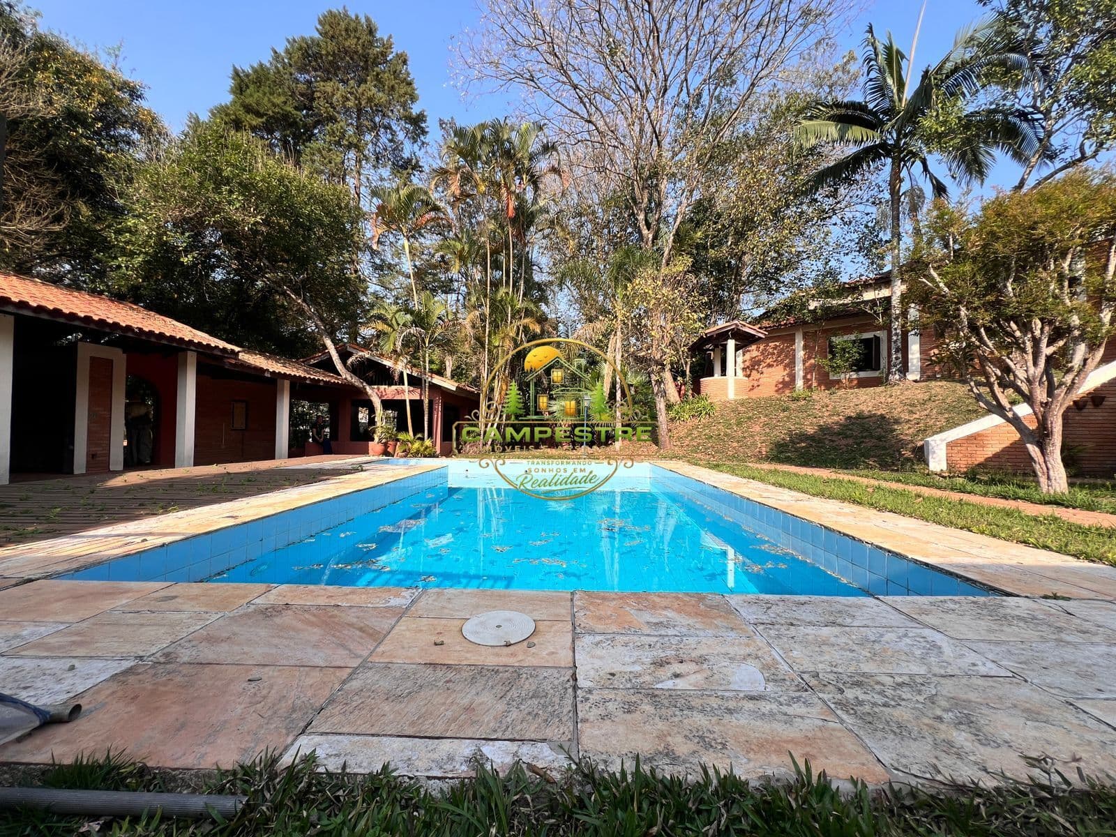 Linda Casa Alto Padrão Estilo Rustico em Condomínio Fechado